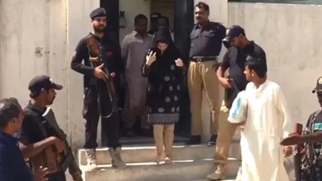 ام رباب کہتی ہیں کہ انہیں عدالتوں پر اعتماد تو ہے لیکن ملزمان اتنے بااثر ہیں کہ مقدمے میں تاخیر کراتے آرہے ہیں