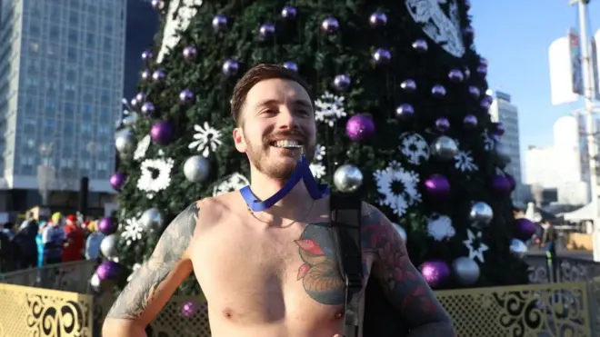 متسابق رياضي في مينسك يوم الأول من يناير/كانون الثاني يستمتع بدفء غير معتاد في هذا الوقت من العام