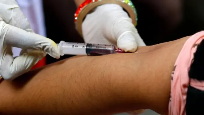 Почетком пандемије, лекари су почели да примећују обрасце између одређених крвних група пацијената и тежине болести