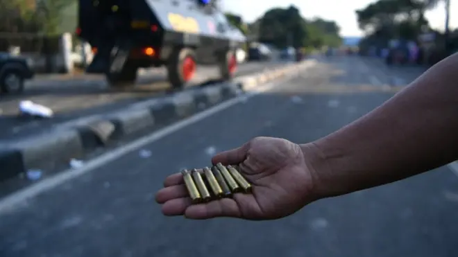 Warga menunjukkan selongsong peluru yang ditemukan di lokasi bentrok antara polisi dan massa aksi di Jalan KS Tubun, Jakarta, Rabu (22/05).