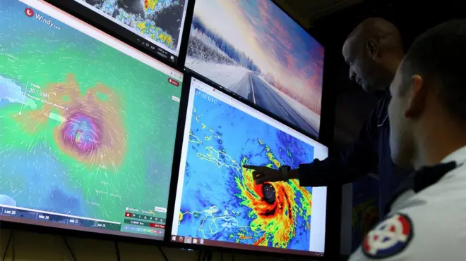 Шторм вызвал сильные разрушения на Доминике и теперь движется на северо-запад