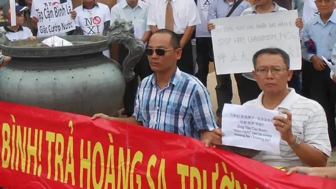 Ông Phạm Minh Hoàng trong một cuộc biểu tình phản đối Chủ tịch Trung Quốc Tập Cận Bình thăm Việt Nam