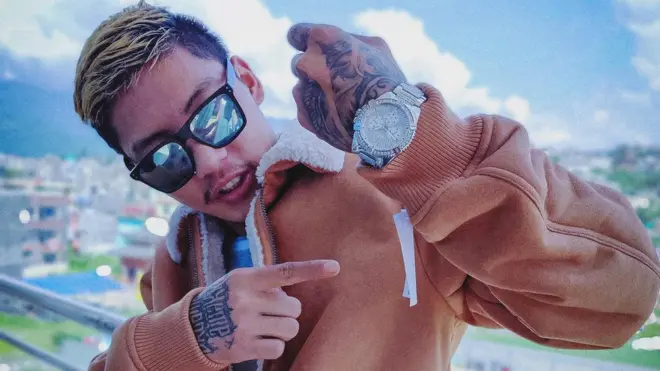 अश्लीलता फैलाएको र अभद्र व्यवहार गरेको भन्दै प्रहरीले भिटेन भनिने र्‍यापरलाई पक्राउ गरेको छ