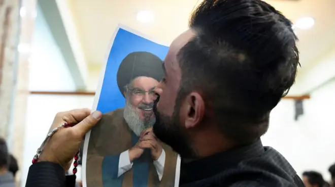 Pristalica Hezbolaha ljubi sliku ubijenog vođe ovog pokreta Hasana Nasralaha