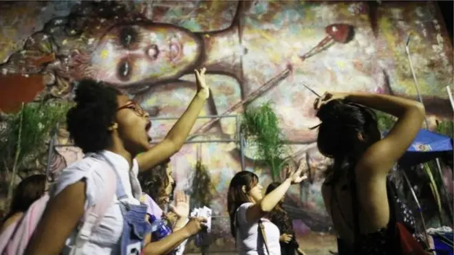 Pro-choice activists don dey campaign make dem legalise abortion for di kontri