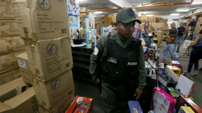 武裝警察突擊了兩個玩具倉庫