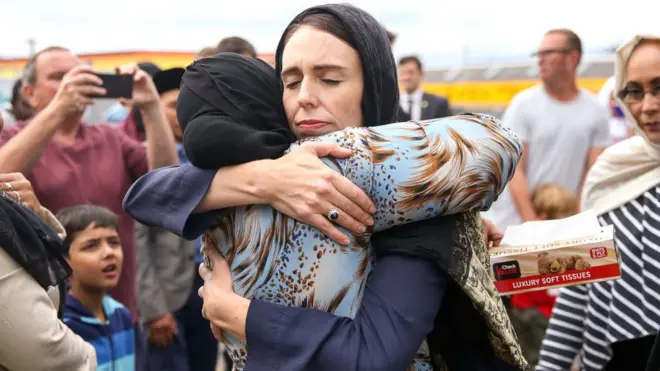 Perdana Menteri Jacinda Ardern memeluk seorang jemaah masjid di Masjid Kilbirnie (17/3) di Wellington, Selandia Baru.