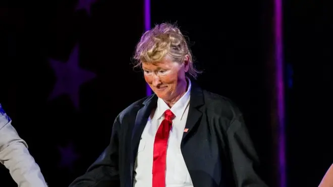 Ярый оппонент Дональда Трампа актриса Мерил Стрип в гриме и костюме избранного президента на концерте в Нью-Йорке в инюне 2016 г.