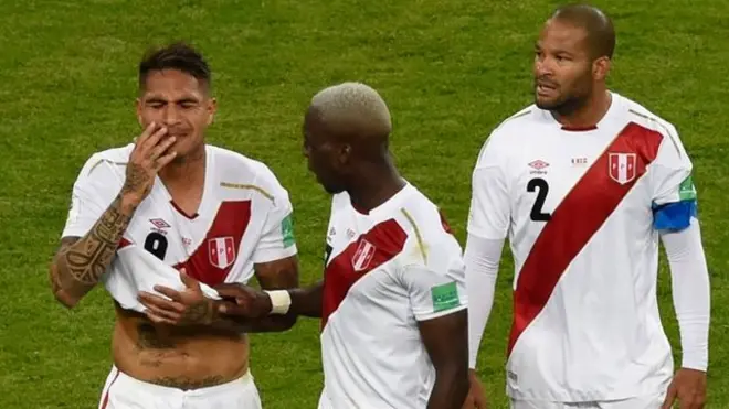 Paolo Guerrero, que fue ovacionado al salir al campo, recibió el consuelo de sus compañeros al final del partido. Pese al resultado adverso contra Dinamarca, la BBC destacó el impresionante juego de Perú.