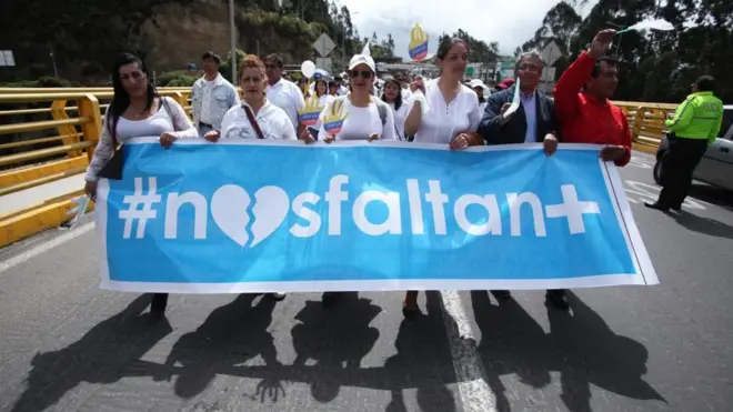 Tras la muerte de los miembros del equipo de prensa de El Comercio se realizó un acto de protesta en la frontera entre Ecuador y Colombia.