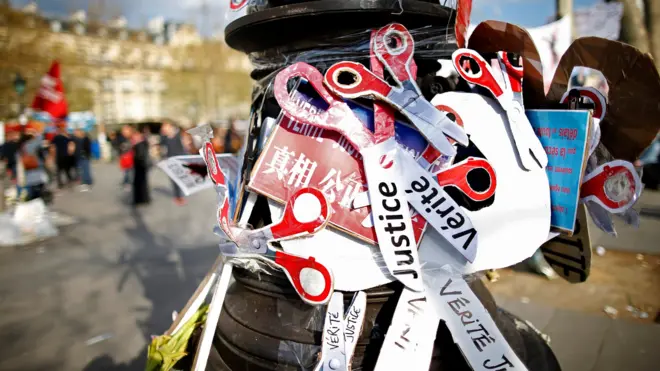 巴黎共和国广场悼念刘少尧集会上的剪刀型标语牌（2/4/2017）