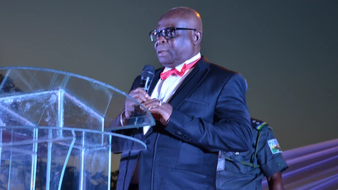 President Muhammadu Buhari tok-tok pesin Garba Shehu on Sunday night insist say di president only suspend Justice Walter Onnoghen based on court order.