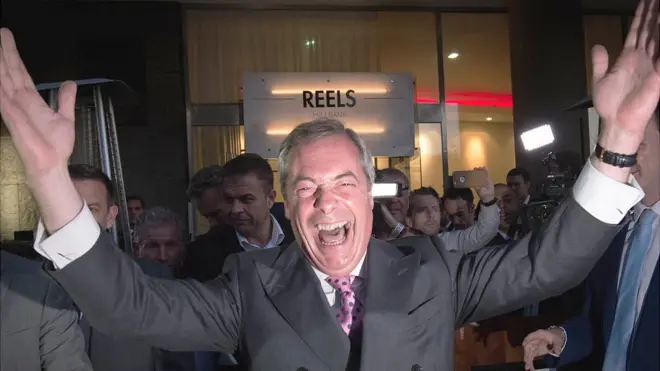 Nigel Farage, de UKIP, celebra los resultados.