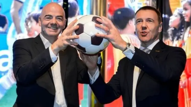 غيانيني إنفانتينو رئيس الفيفا (إلى اليسار) ومدير المتحف السابق ستيفان غوست لدى افتتاحه