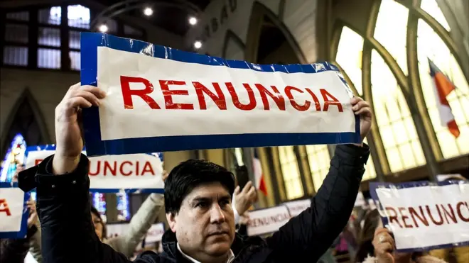 Protestas contra el obispo acusado de encubrir a Karadima.