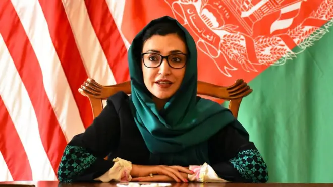 واشنګټن کې د افغانستان سفیرې عادله راز ویلي، که سفارت تړل کېږي نو دا به هم له دندې استعفا کوي