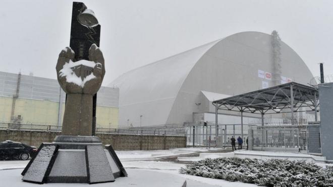 Над зруйнованим четвертим реактором Чорнобильської атомної станції встановили захисну арку