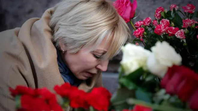 الروس مازالوا يتوافدون على المكان في بطرسبيرغ لوضع الزهور