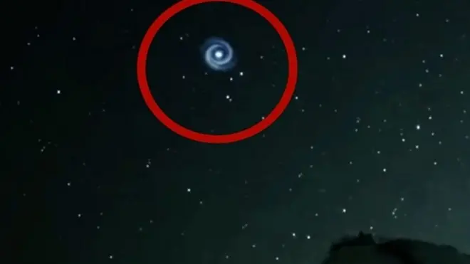 "دوامة" غامضة تظهر في السماء ليلا فوق هاواي