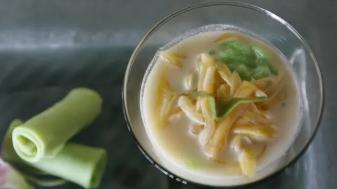 CNN Travel juga menambahkan bahwa berbagai versi dari minuman sejuk ini bisa ditemukan di Asia Tenggara, "namun dengan tambahan kacang merah yang manis, versi Singapura dari minuman klasik ini jadi menggiurkan".