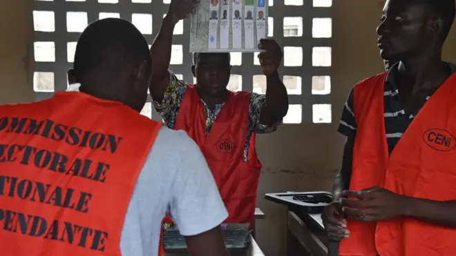 Des membres de la commission électorale togolaise en 2015