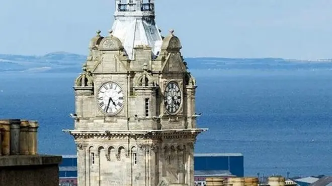 स्कॉटलैंड का घंटा घर, घड़ी, तेज भागने वाली घड़ी