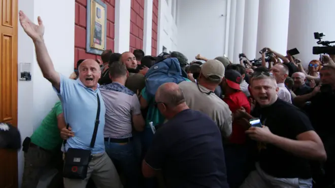 Під мерію прийшли активісти і родичі дітей, які перебували в таборі "Вікторія"