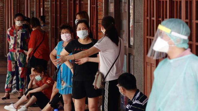 台湾民众排队，等候接受新冠肺炎病毒测试。