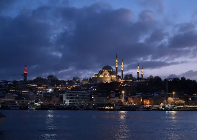 منظره شهر استانبول در شب با نمای مسجد بزرگ شهر