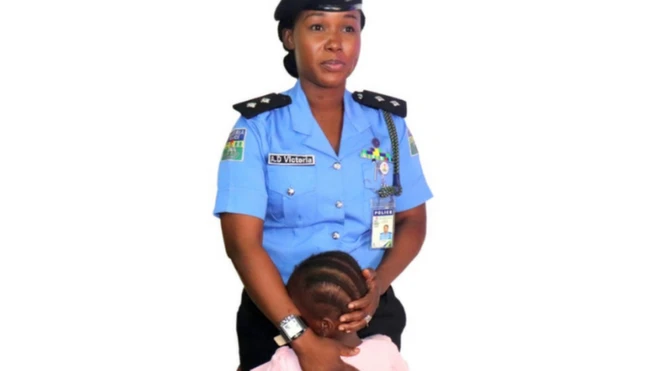 Aisha Ibrahim na onye uweojii makọrọ onwe ha dịka azọpụtachara ya n'aka ndị ntọrị