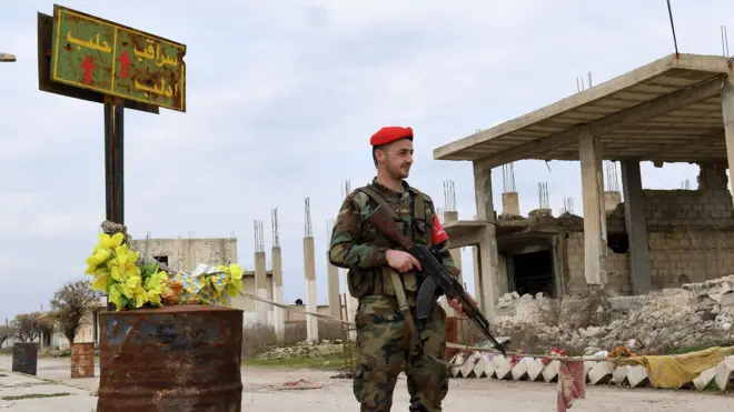 تحاصر القوات الحكومية السورية المواقع الأمامية في بلدتي مورك وسرمان