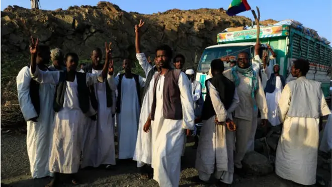متظاهرون من قبائل البجا يغلقون أحد الشوارع في بورتسودان احتجاجاً على البروتوكول الخاص بمسار شرقي السودان في اتفاق السلام الموقع في 2020.