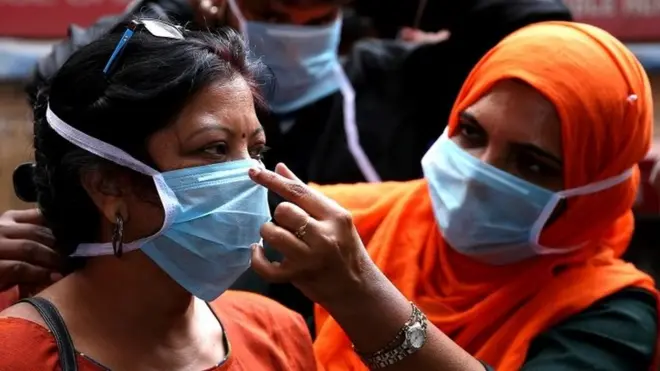 Женщины в маске