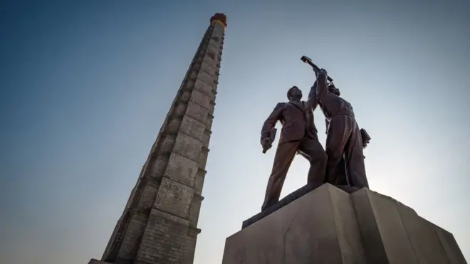 Kula Čuče i spomenik Radničke partije u Pjongjangu,, glavnom gradu Severne Koreje