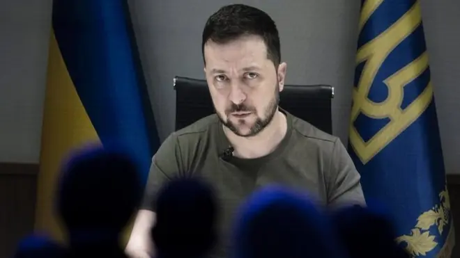 Presiden Zelensky mengatakan dirinya tidak bisa meninggalkan Ukraina, karena ingin tetap tinggal bersama rakyat.