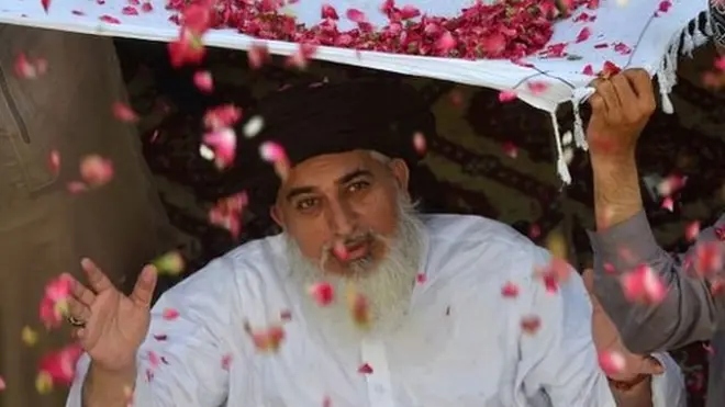 ٹی ایل پی کی سربراہ خادم حسین رضوی نے خود کسی نشست پر انتخاب نہیں لڑا