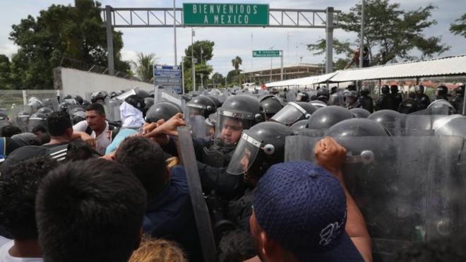 Próximo à placaesportes serie cboas-vindas, um forte contingente policial impedia a entrada dos imigrantes
