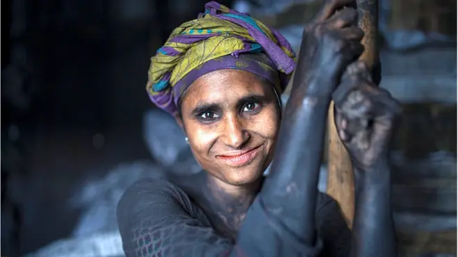 কয়লা শিল্পে কর্মরত একজন নারী