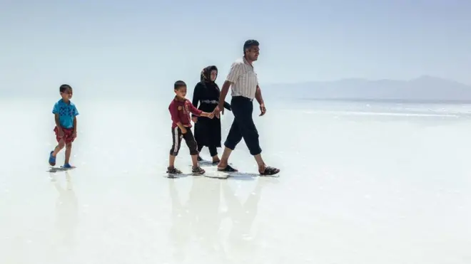 كيف عادت الحياة إلى ثاني أكبر بحيرة في العالم بعدما كانت على وشك الاختفاء؟