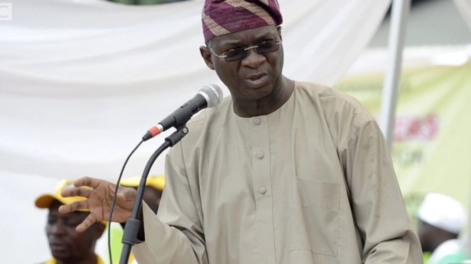 Nigeria Minister of power, works and housing, Babatunde Fashola, tok say electricity palava no be goment problem.