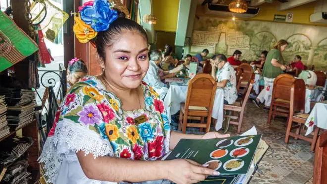Mujer vestida con prendas tradicionales mayas.