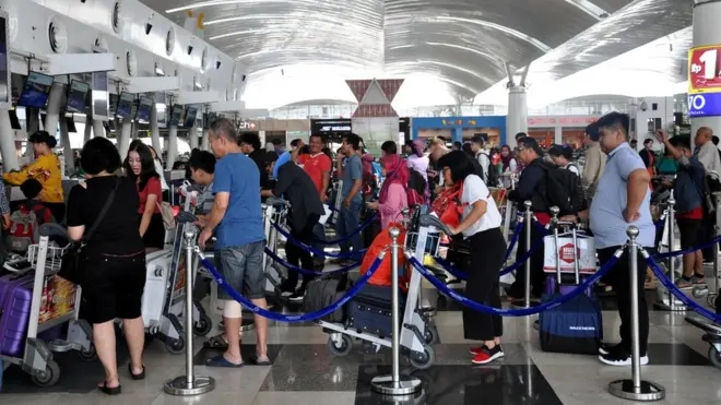 Sejumlah calon penumpang pesawat udara antre untuk lapor diri di Bandara Internasional Kualanamu, Kabupaten Deli Serdang, Sumatera Utara, Senin (14/1/2019).