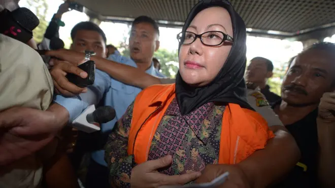 Mantan Gubernur Banten Ratu Atut Chosiyah yang divonis 7 tahun penjara karena menyuap hakim MK, Akil Mochtar. Keluarga Ratu Atut juga disebut sebagai salah satu dinasti politik yang ada di Indonesia.