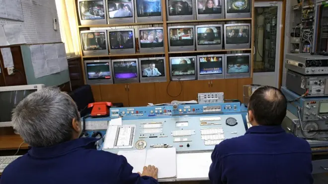 Екрани телевізорів у студії телебачення