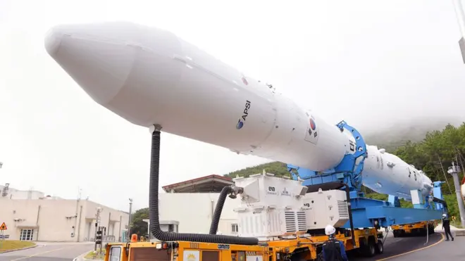 2차 발사를 하루 앞둔 20일 나로우주센터 조립동에서 나와 발사대로 이송되고 있는 누리호