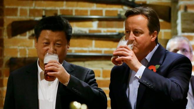 习近平访问英国期间与首相卡梅伦到酒吧喝啤酒