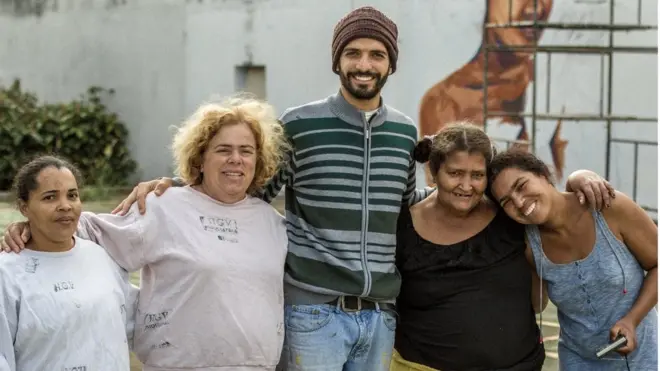 Coordenador Helder Cavalcante com as pacientes Rosilene, Célia, Vanderleia e Luciana; psicólogas relatam efeitos positivospay brokers roletaintervenção