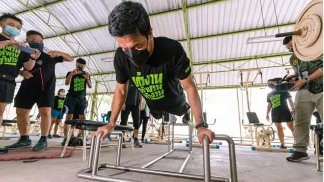 ชัชชาติโชว์ความฟิตในระหว่างนำทีมวิ่งและออกกำลังกายในพื้นที่สุสานแต้จิ๋ว (ป่าช้าวัดดอน) ย่านสาทร เมื่อ 22 ม.ค.