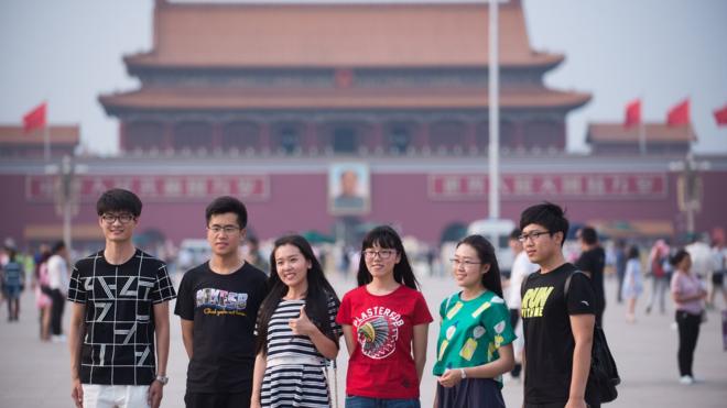 天安门广场上游览的年轻人脸上挂满笑容，关于”六四“的历史似乎已被淡忘