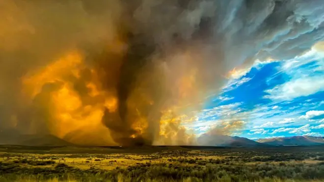 Fenomena yang disebut "firenado" tampak di Lassen County, Sabtu (15/08).